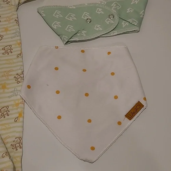 Gerber Cream and Green Baby Footie Bibs Set Newborn - Picture 6 of 7
